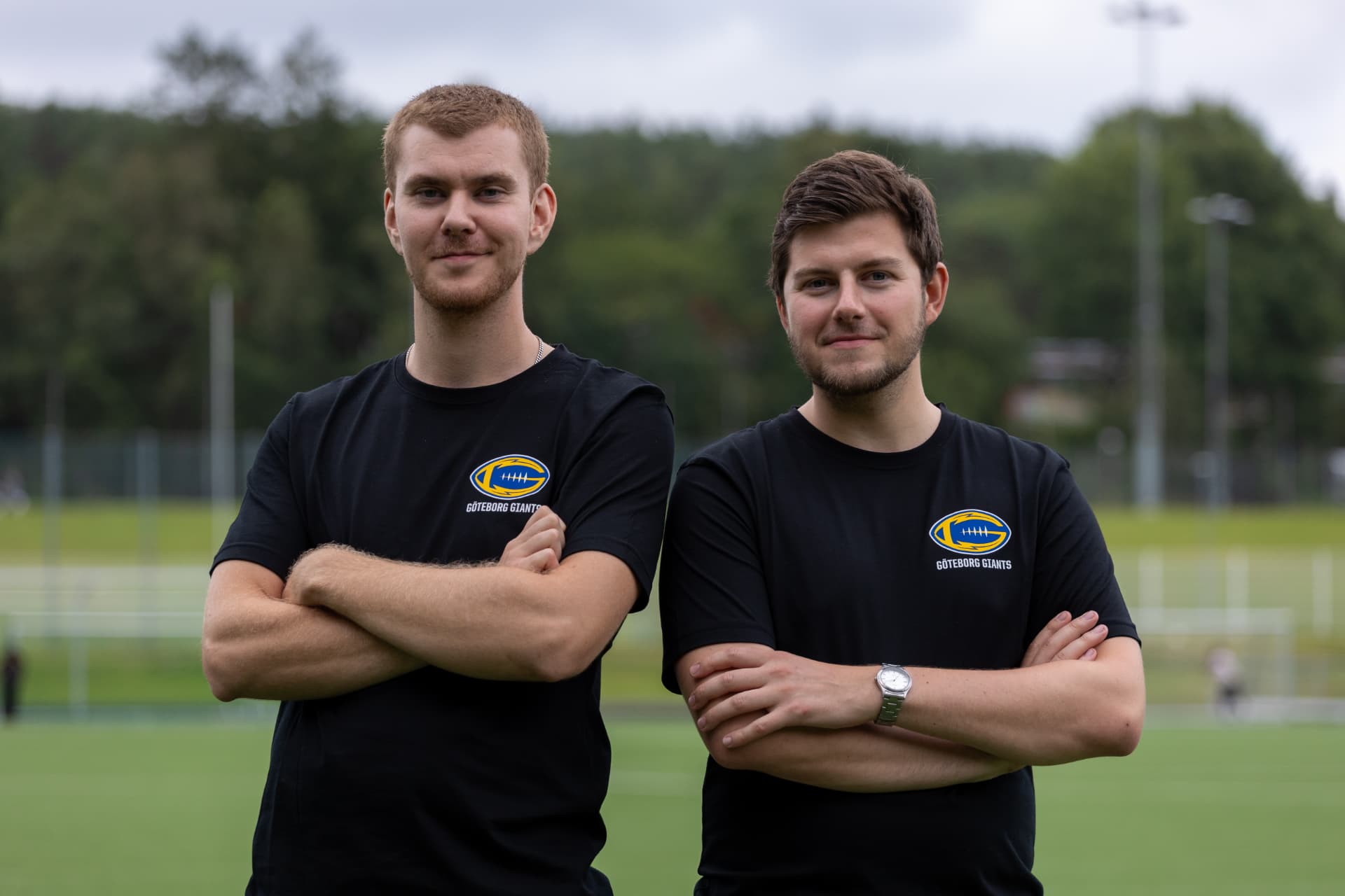 Kevin Bielecki och Jakob Huseryd i svarta profil-t-shirts på en idrottsplan