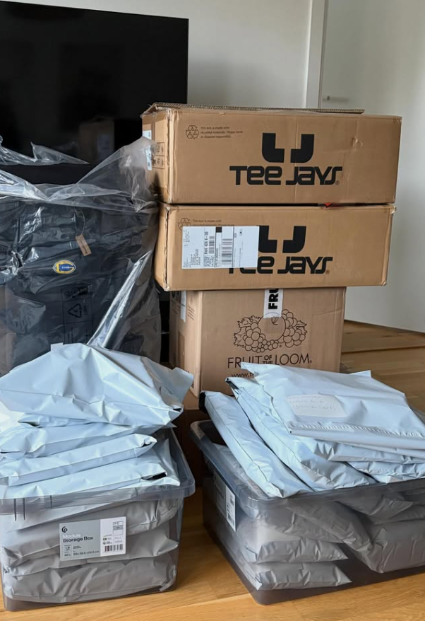Packade klädbeställningar och leveranser samordnade av Forma Partner.