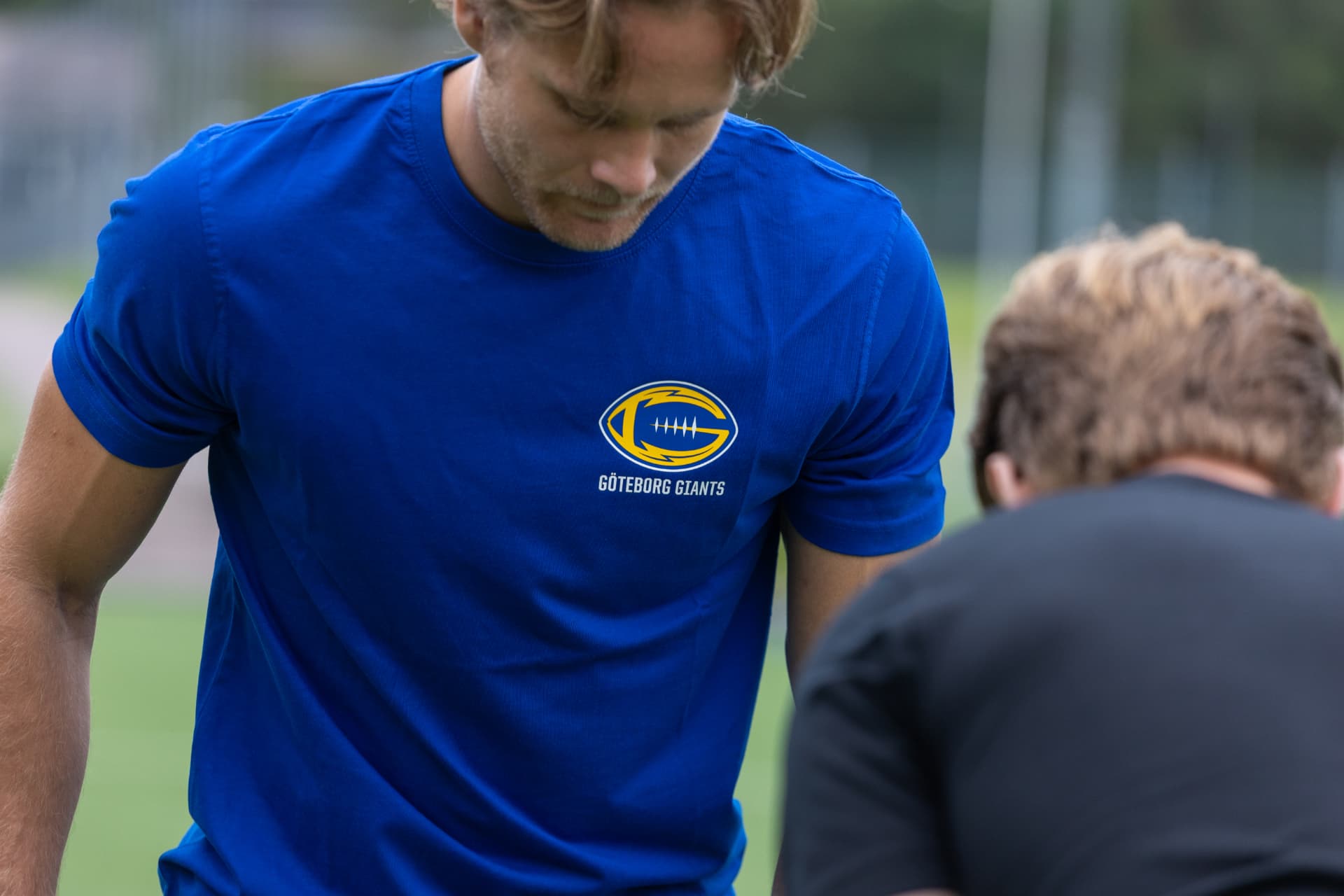 Närbild på en blå t-shirt med tryckt Göteborg Giants-logotyp